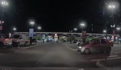 Ludi snimak sa parkinga u Novom Sadu hit na mrežama: Dva "punta" za 20 sekundi "uhvaćena na delu"