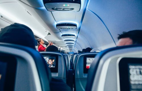 Šef avio-kompanije traži da se alkoholna pića na aerodromima rano ujutru zabrane zbog pijanih putnika