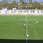 Haos u Superligi: Fudbaler Radnika preskočio ogradu i uleteo u tuču navijača