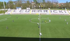 Haos u Superligi: Fudbaler Radnika preskočio ogradu i uleteo u tuču navijača