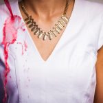 Jednostavni su i skoro sve već imate kod kuće: Trikovi uz pomoć kojih ćete skinuti fleke od vina sa odeće