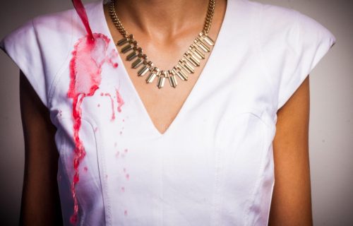 Jednostavni su i skoro sve već imate kod kuće: Trikovi uz pomoć kojih ćete skinuti fleke od vina sa odeće