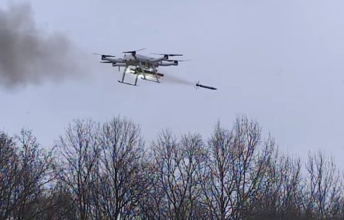Amerikance impresionirao srpski dron: Prvi na svetu koji lansira tri rakete kalibra 57 mm dok lebdi