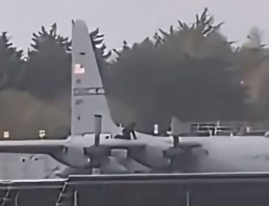 Lupao sekiricom američki vojni avion od 75 miliona dolara: Uhapšen Irac sa viralnog snimka (VIDEO)