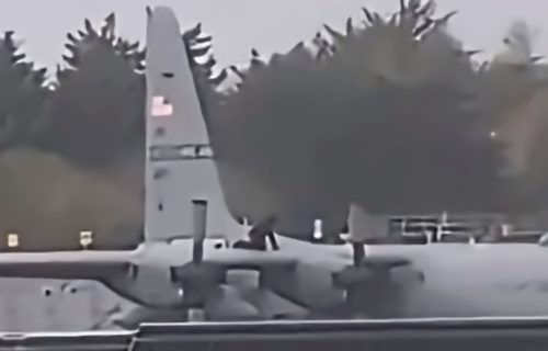 Lupao sekiricom američki vojni avion od 75 miliona dolara: Uhapšen Irac sa viralnog snimka (VIDEO)