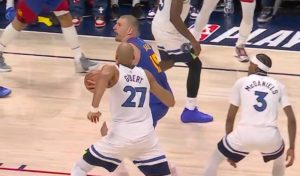 Jokić pokazao moć: Snažno zakucavanje preko Rudija Gobera (VIDEO)