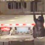 Brutalna ljubavna drama na putu: Žena se okešala na kamion u pokretu muža "preljubnika" (VIDEO)