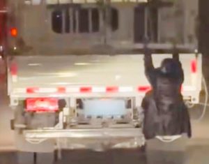 Brutalna ljubavna drama na putu: Žena se okešala na kamion u pokretu muža “preljubnika” (VIDEO)