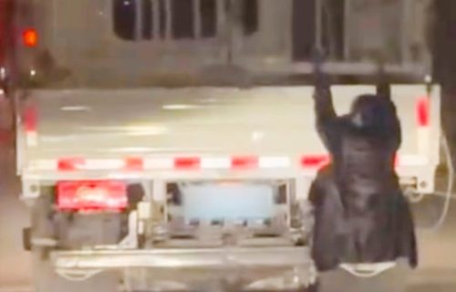 Brutalna ljubavna drama na putu: Žena se okešala na kamion u pokretu muža "preljubnika" (VIDEO)