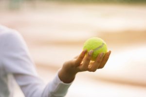 Trik iskusnih putnika: Spremate se za dug let? Evo zašto odmah treba da spakujete i lopticu za tenis