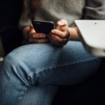 Imate običaj da sedite prekrštenih nogu? Istraživanja otkrivaju da li to šteti vašem zdravlju