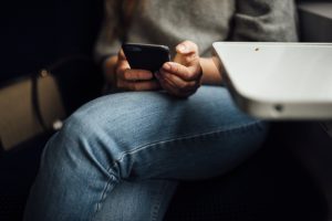 Imate običaj da sedite prekrštenih nogu? Istraživanja otkrivaju da li to šteti vašem zdravlju