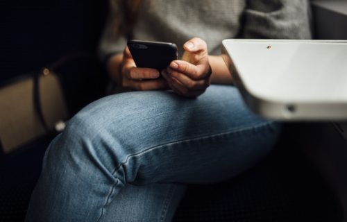 Imate običaj da sedite prekrštenih nogu? Istraživanja otkrivaju da li to šteti vašem zdravlju