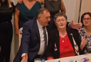 Majka je Miloradu Dodiku bila najveća podrška, na slavljima su pevali zajedno: “Oprosti za svaku brigu” (VIDEO)