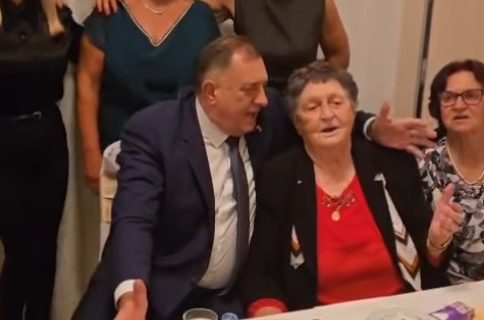 Majka je Miloradu Dodiku bila najveća podrška, na slavljima su pevali zajedno: "Oprosti za svaku brigu" (VIDEO)