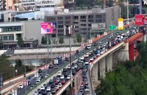 Ogromne gužve u Beogradu pred vikend: Vozila mile na mostovima, centar je zakrčen (FOTO)