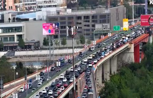 Ogromne gužve u Beogradu pred vikend: Vozila mile na mostovima, centar je zakrčen (FOTO)