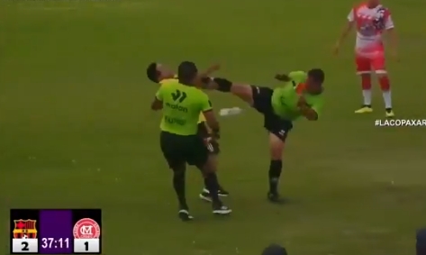 Sudija Džeki Čen! Haos na fudbalskoj utakmici u Peruu-Karate udarac u glavu oborio trenera (VIDEO)