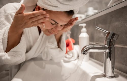 "Pećinsko čišćenje" je nova viralna rutina nege kože, stručnjaci upozoravaju na nju iz nekoliko razloga