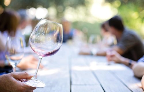 Jedna čaša vina dnevno nije toliko zdrava kao što se misli