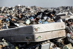 Čistačica odnela stari dušek na deponiju i izazvala haos i paniku: Morala da se uključi i policija