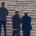 Gviru zabranjen ulazak u Francusku: Izraelski ministar ponižavao humanitarce koji su naterani da kleče (VIDEO)