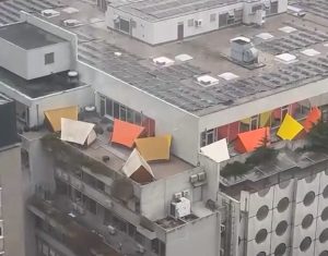 Da li je ovo realno? Hostel u Miklošičevoj ulici stavio šatore na krov i papreno naplaćuje noć (VIDEO)