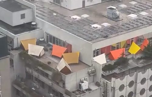 Da li je ovo realno? Hostel u Miklošičevoj ulici stavio šatore na krov i papreno naplaćuje noć (VIDEO)