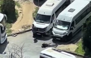 Pucnjava kod izraelskog konzulata: Jezivi snimci iz Istanbula, napadači leže nepomično na zemlji (VIDEO)