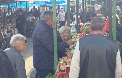 Jedno voće četiri puta skuplje od mesa: Od cena na pijacama se vrti u glavi