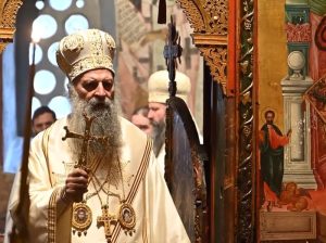 Srbi sa ponosom dočekali patrijarha u Pećkoj patrijaršiji: Porfirije služio vaskršnju liturgiju