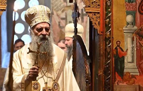Srbi sa ponosom dočekali patrijarha u Pećkoj patrijaršiji: Porfirije služio vaskršnju liturgiju