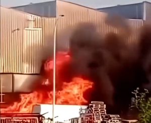 Izbio veliki požar u Podgorici: Gori u pogonu Kombinata aluminijuma
