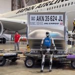 Futurističke scene u Japanu: Humanoidni roboti tovare prtljag zajedno sa radnicima