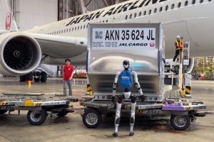 Futurističke scene u Japanu: Humanoidni roboti tovare prtljag zajedno sa radnicima