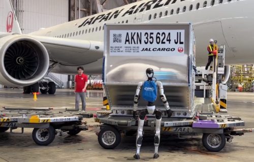 Futurističke scene u Japanu: Humanoidni roboti tovare prtljag zajedno sa radnicima