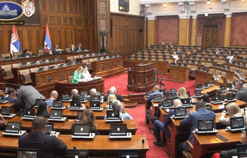 Zaseda Skupština Srbije: Poslanici raspravljaju o setu trgovinskih zakona i postavljaju pitanja