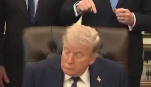 Tramp drema na sastanku? Zbog toga je prozivao Bajdena, a sada Bela kuća tvrdi da “odmara oči” (VIDEO)