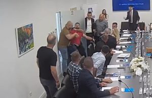 Haos na sednici Opštinskog veća u BiH: Odbornik izvukao deblji kraj u tuči sa obezbeđenjem (VIDEO)