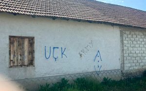 Nove pretnje Srbima na KiM: Grafiti terorističke UČK osvanuli na kući Jovanovića