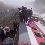 Voz iskliznuo iz šina u Rusiji: Prvi snimci su jezivi, raste broj povređenih (VIDEO)