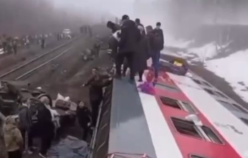 Voz iskliznuo iz šina u Rusiji: Prvi snimci su jezivi, raste broj povređenih (VIDEO)