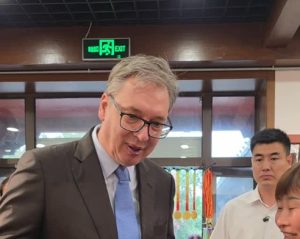 Vučić: “Ugrabio sam trenutak da kupim neku sitnicu za Danila, Milicu i Vukan”a (VIDEO)