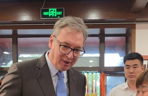 Vučić: "Ugrabio sam trenutak da kupim neku sitnicu za Danila, Milicu i Vukana" (VIDEO)