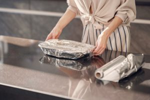 Aluminijumska folija nije uvek bezbedna: Ove greške mnogi prave svakoga dana, a mogu biti opasne
