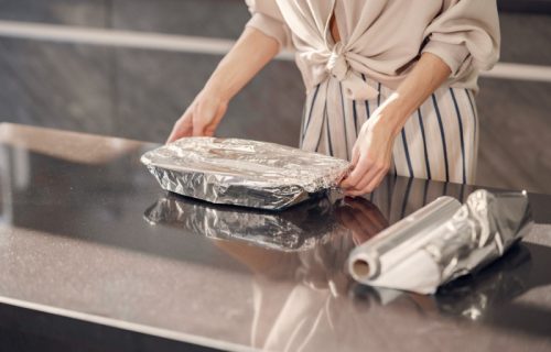 Aluminijumska folija nije uvek bezbedna: Ove greške mnogi prave svakoga dana, a mogu biti opasne