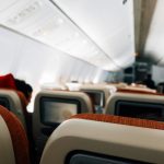 Državljanin Srbije umalo izleteo iz aviona: Pukao prozor na letu "Rajanera", jedva ga zadržali (VIDEO)