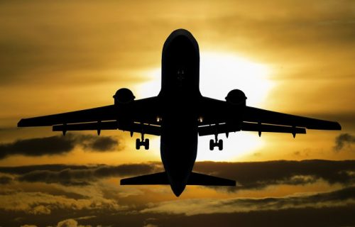 Šok na letu ka Hjustonu: Putnik tužio avio-kompaniju nakon incidenta u avionu i hapšenja po sletanju