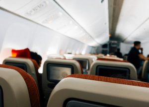 Državljanin Srbije povređen na letu “Rajanera”: Pukao prozor aviona, jedva ga zadržali da ne izleti