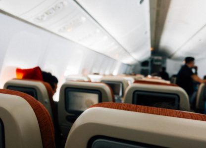 Državljanin Srbije povređen na letu “Rajanera”: Pukao prozor aviona, jedva ga zadržali da ne izleti